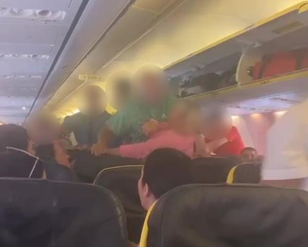 Passengers fighting on Ryanair flight